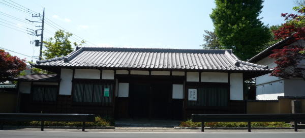 所沢郷土美術館の正面「長屋門」